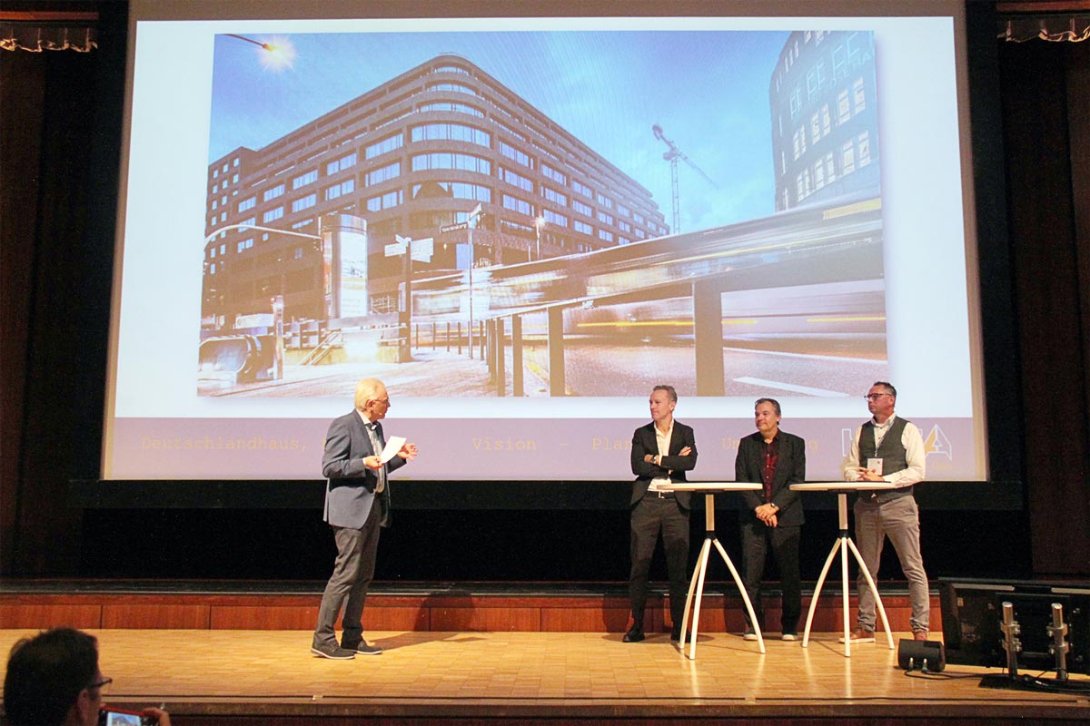 Dr Christian Bergmann (Hadi Teherani Architects), fasadni savetnik Lars Anders (Priedemann Facade Experts) i fasadni graditelj Mario Häpp (Haga Metallbau) izveštavaju o uzbudljivom građevinskom projektu „Deutschlandhaus“ u Hamburgu iz perspektive arhitekte, fasadnog planera i fasadnog graditelja (s leva na desno) / foto: ift Rosenheim