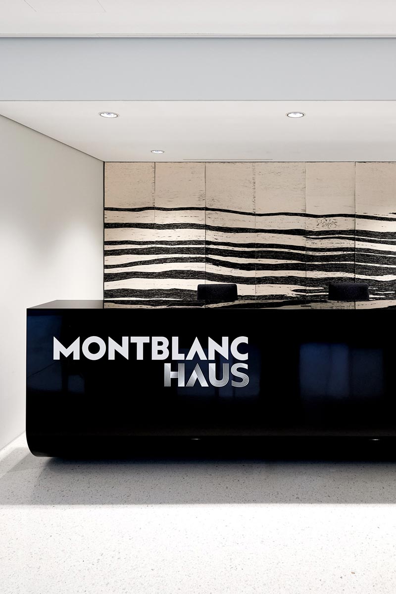 Montblanc Haus, Hamburg. Unutar zgrade, detalj recepcije od Corian Deep Nocturne sa sjajnom završnom obradom u ogledalu. Design by Projectiles; izrada Crea Diffusion / foto: Danijela Šafera, sva prava pridržana