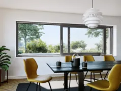 dnevna soba sa crnim trpezarijskim stolom, žutim stolicama i velikim prozorim sa pogledom na dvorište