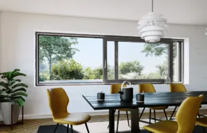 dnevna soba sa crnim trpezarijskim stolom, žutim stolicama i velikim prozorim sa pogledom na dvorište