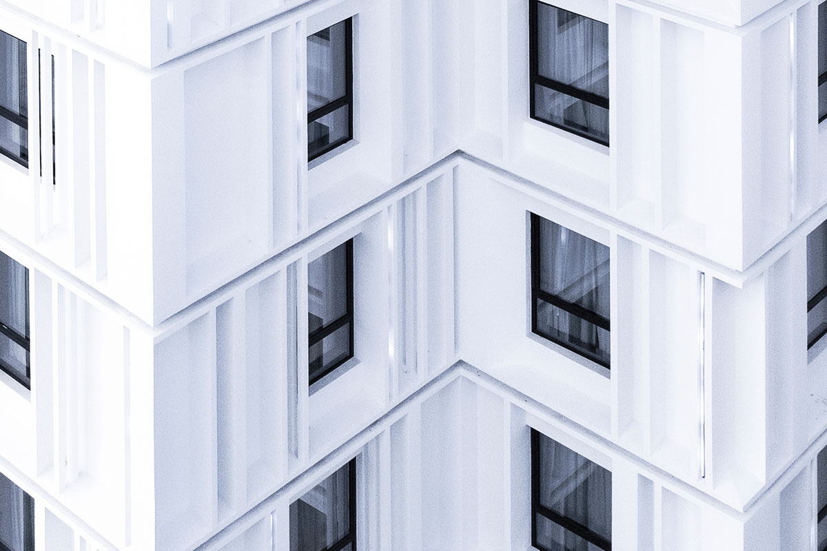Napredni aluminijumski sistemi ELVIAL „oblače" renoviranu zgradu doprinoseći stvaranju bezvremenskog efekta, karakterisanog maksimalnom funkcionalnošću i visokom geometrijskom estetikom