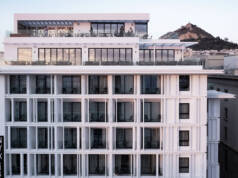 Napredni aluminijumski sistemi ELVIAL „oblače" renoviranu zgradu doprinoseći stvaranju bezvremenskog efekta, karakterisanog maksimalnom funkcionalnošću i visokom geometrijskom estetikom