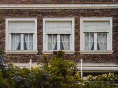 Oštećenje farbe na drvenim prozorima zbog vlage
