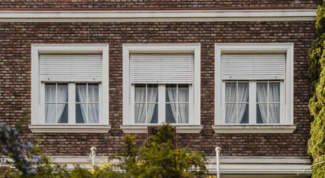 Oštećenje farbe na drvenim prozorima zbog vlage