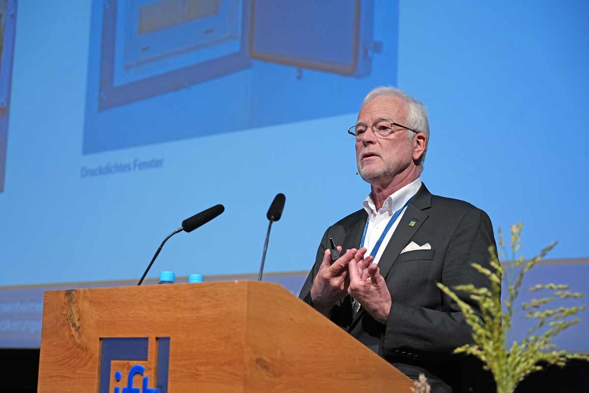 Prof. dr Norbert Gebbeken (Univerzitet Bundeswehr u Minhenu) informiše o prevenciji katastrofa kao centralnom zadatku za građevinsku zaštitu od poplava, jakih padavina i vrućine / foto: ift Rosenheim